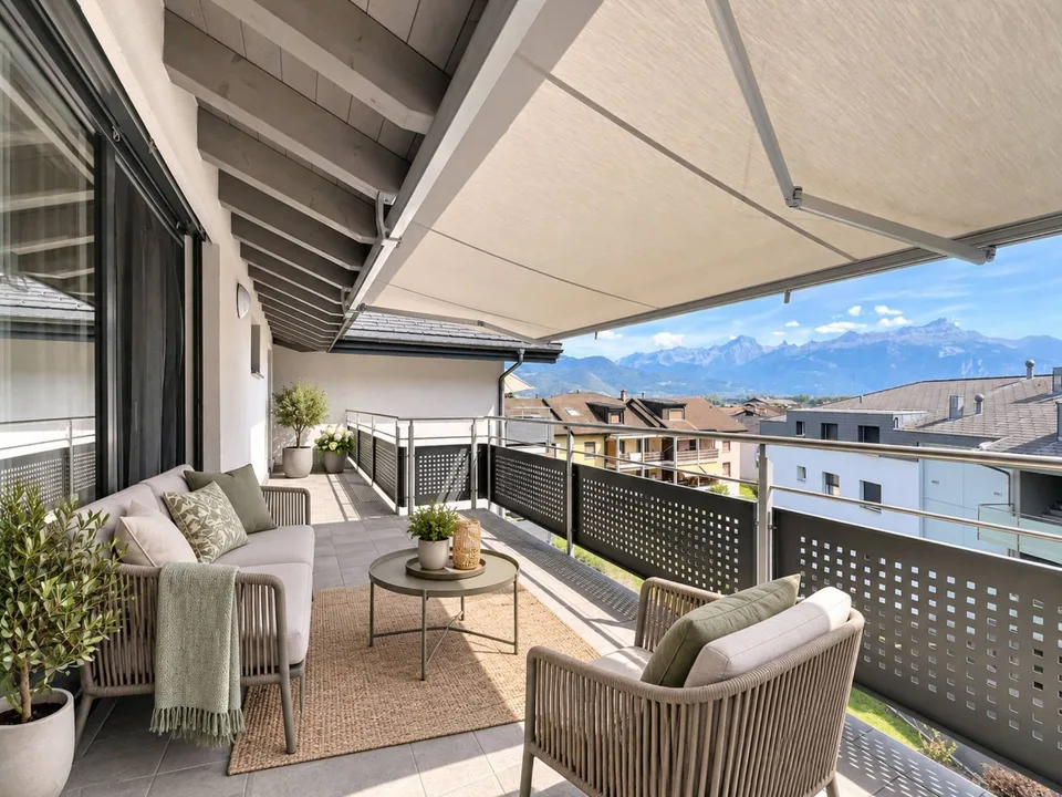 Dachwohnung mit 4,5 Zimmern und Bergblick – Foto 3 von 11