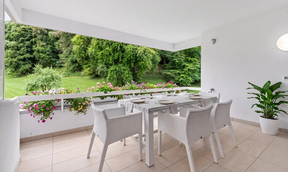 Großzügige 4.5-Zimmer-Wohnung mit Seeblick im Grünen in Carona – Foto 2 von 9
