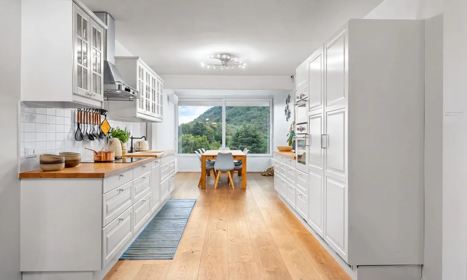 Großzügige 4.5-Zimmer-Wohnung mit Seeblick im Grünen in Carona – Foto 3 von 9