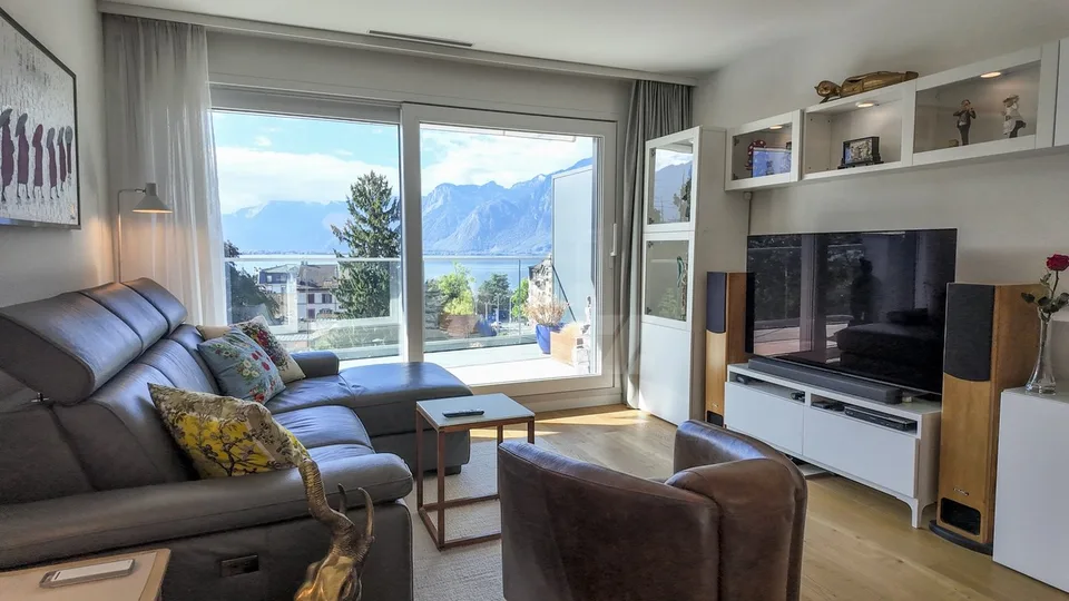 Prachtiges Dachgeschoss mit großer Terrasse und Blick auf den See – Foto 3 von 13