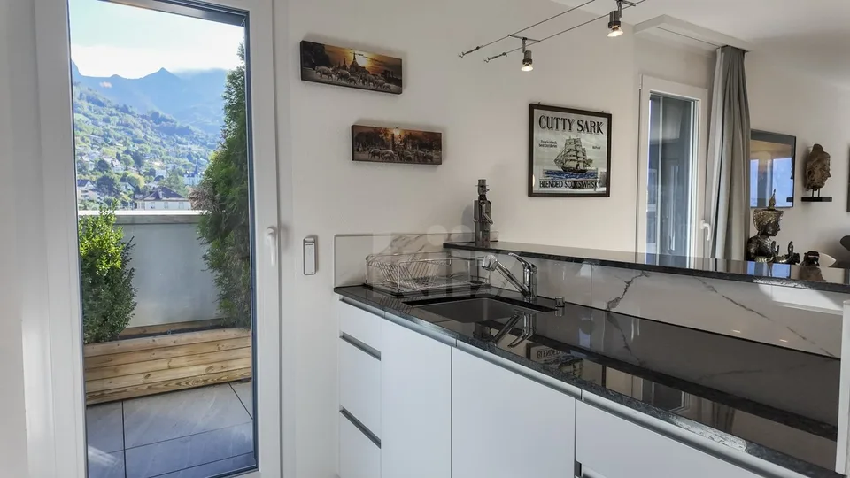 Prachtiges Dachgeschoss mit großer Terrasse und Blick auf den See – Foto 8 von 13
