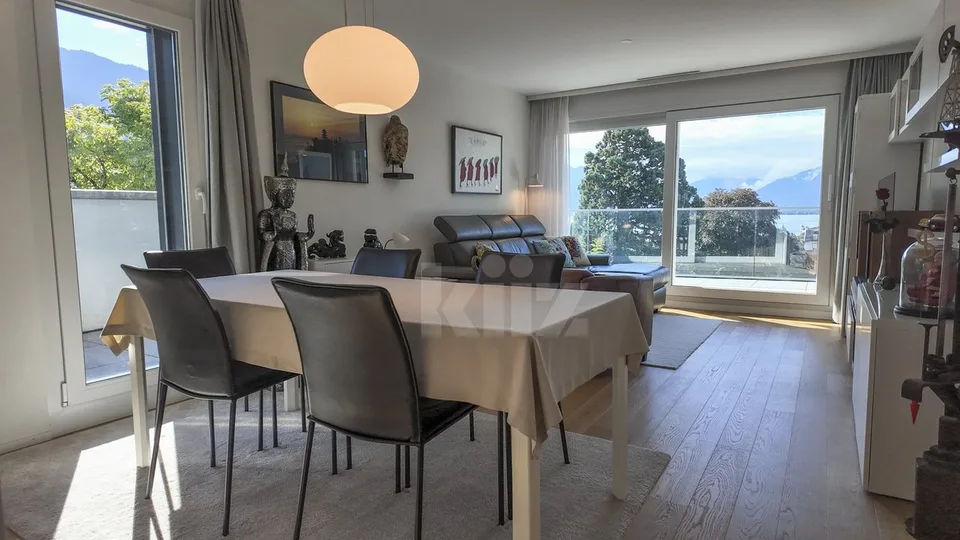 Prachtiges Dachgeschoss mit großer Terrasse und Blick auf den See – Foto 2 von 13