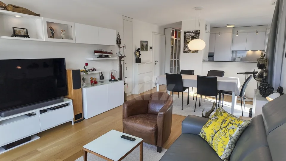 Prachtiges Dachgeschoss mit großer Terrasse und Blick auf den See – Foto 4 von 13