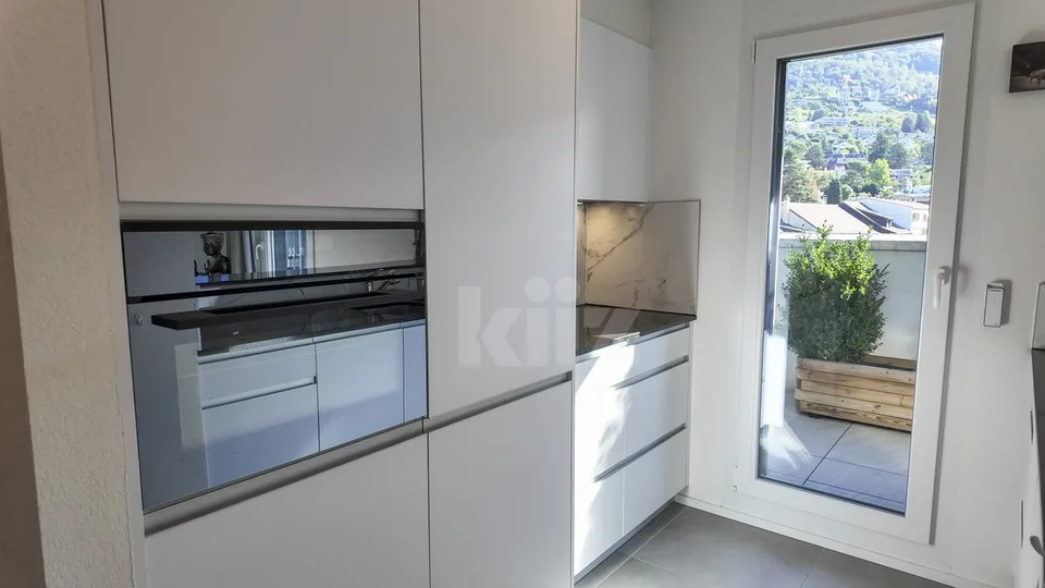 Prachtiges Dachgeschoss mit großer Terrasse und Blick auf den See – Foto 9 von 13