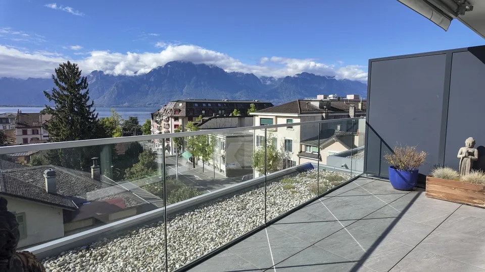 Prachtiges Dachgeschoss mit großer Terrasse und Blick auf den See – Foto 5 von 13
