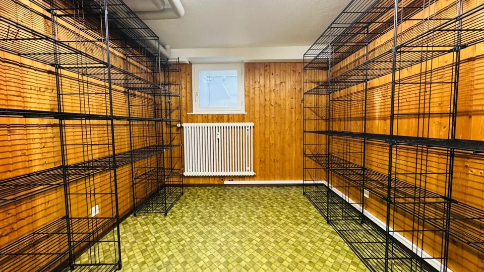 Spazio ufficio/commerciale pratico con luce diurna, archivio/magazzino e WC ad uso esclusivo – foto 6 di 8