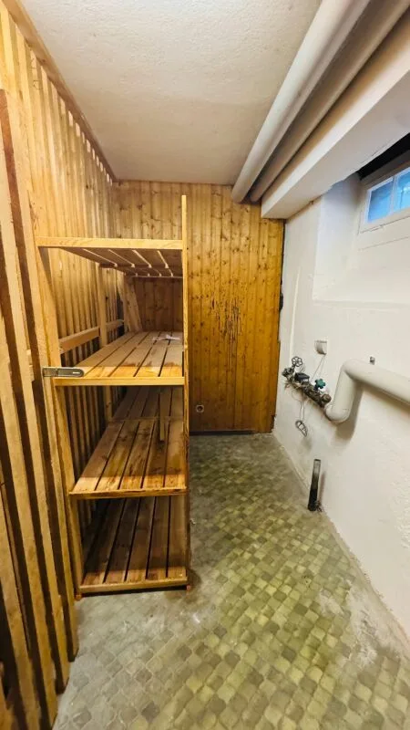 Spazio ufficio/commerciale pratico con luce diurna, archivio/magazzino e WC ad uso esclusivo – foto 7 di 8