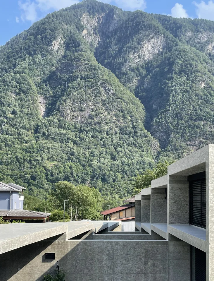 GRONO AFFITTASI/VENDESI ULTIMA CASA A SCHIERA DI STANDARD SUPERIORE
