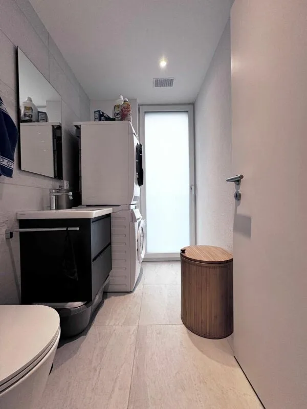 Appartement attique exclusif et moderne de 3,5 pièces avec grande terrasse & tour de buanderie