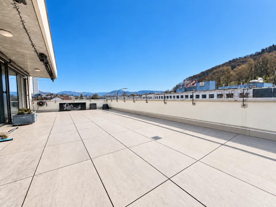 Appartement attique exclusif et moderne de 3,5 pièces avec grande terrasse & tour de buanderie