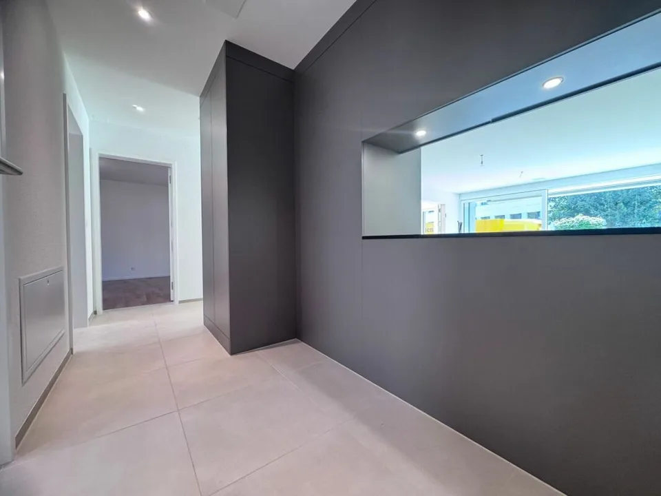 Appartement moderne de 4,5 pièces, rez-de-chaussée, avec loggia et serre