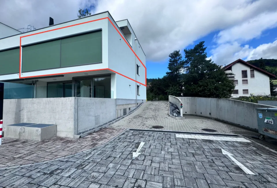 Appartement moderne de 4,5 pièces, rez-de-chaussée, avec loggia et serre
