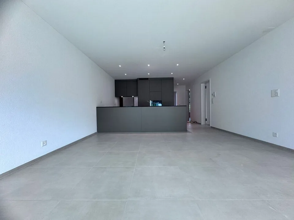 Appartement moderne de 4,5 pièces, rez-de-chaussée, avec loggia et serre