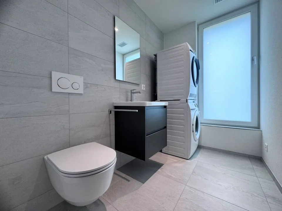Appartement moderne de 4,5 pièces, rez-de-chaussée, avec loggia et serre