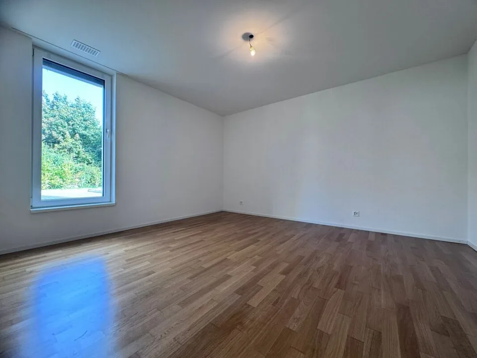 Appartement moderne de 4,5 pièces, rez-de-chaussée, avec loggia et serre