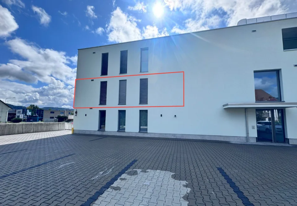Appartement moderne de 4,5 pièces, rez-de-chaussée, avec loggia et serre