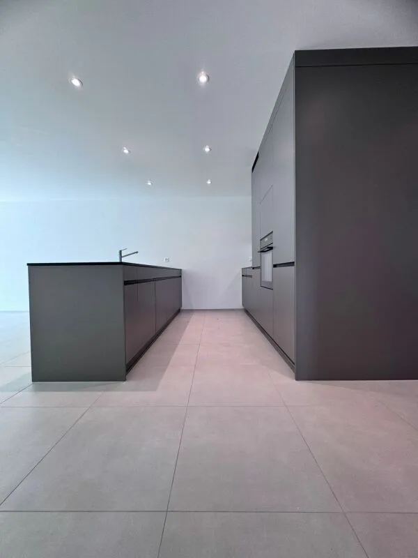 Appartement moderne de 4,5 pièces, rez-de-chaussée, avec loggia et serre