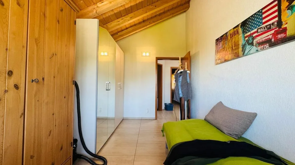Maison de coin de 4,5 pièces avec jardin, garage, place de parking et four à pizza à Giebenach – photo 13 sur 26