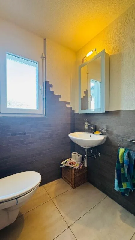 Maison de coin de 4,5 pièces avec jardin, garage, place de parking et four à pizza à Giebenach – photo 7 sur 26