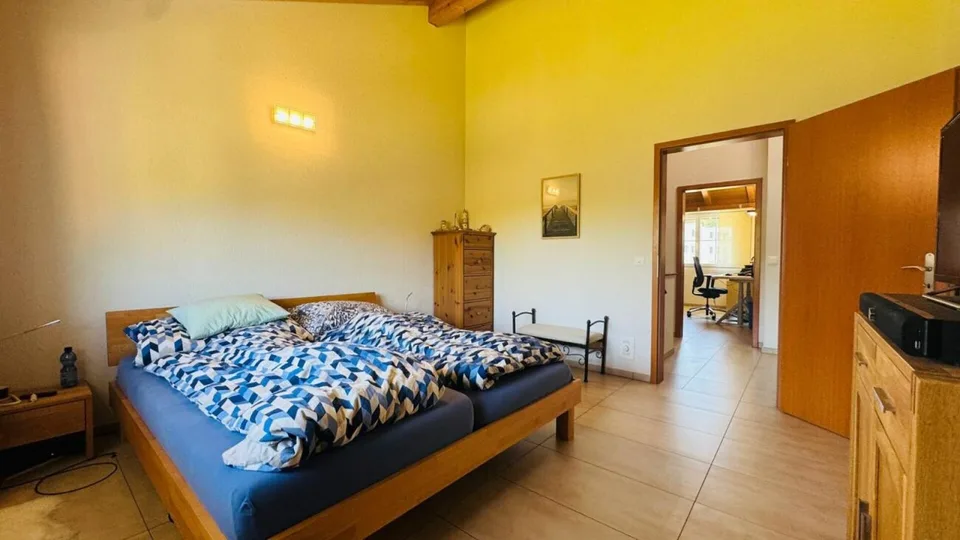 Maison de coin de 4,5 pièces avec jardin, garage, place de parking et four à pizza à Giebenach – photo 9 sur 26