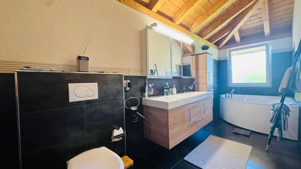 Maison de coin de 4,5 pièces avec jardin, garage, place de parking et four à pizza à Giebenach – photo 14 sur 26