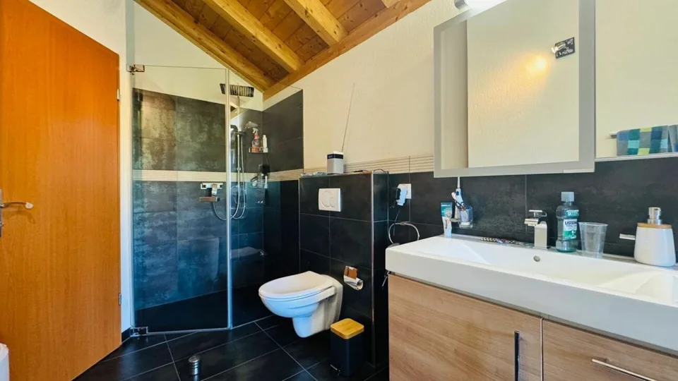 Maison de coin de 4,5 pièces avec jardin, garage, place de parking et four à pizza à Giebenach – photo 15 sur 26