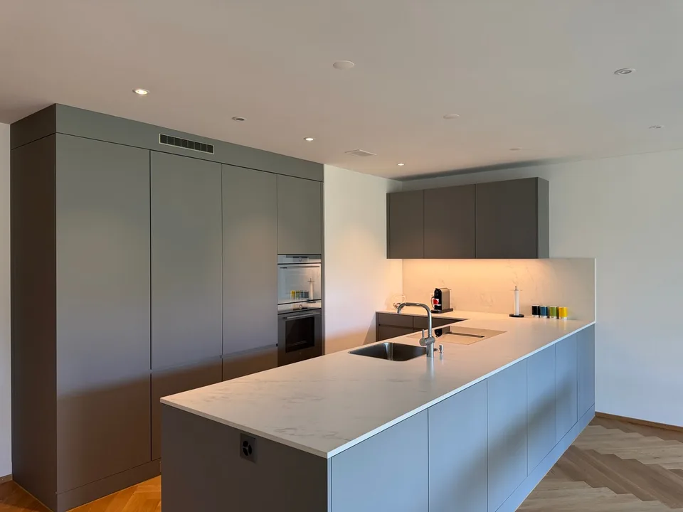 Moderne 3.5-Zimmer-Neubauwohnung in Hünibach – Foto 2 von 12