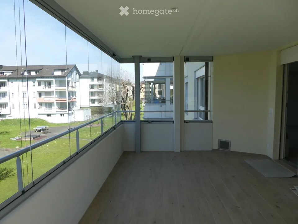 Appartement lumineux 4.5 pièces avec balcon et cheminée à Stansstad