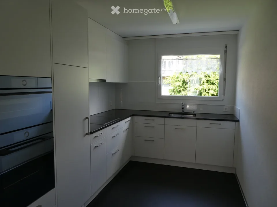 Appartement lumineux 4.5 pièces avec balcon et cheminée à Stansstad