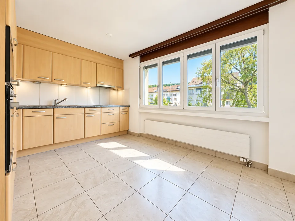 Appartamento luminoso 4.5 locali con balcone in posizione tranquilla – Oberweningen