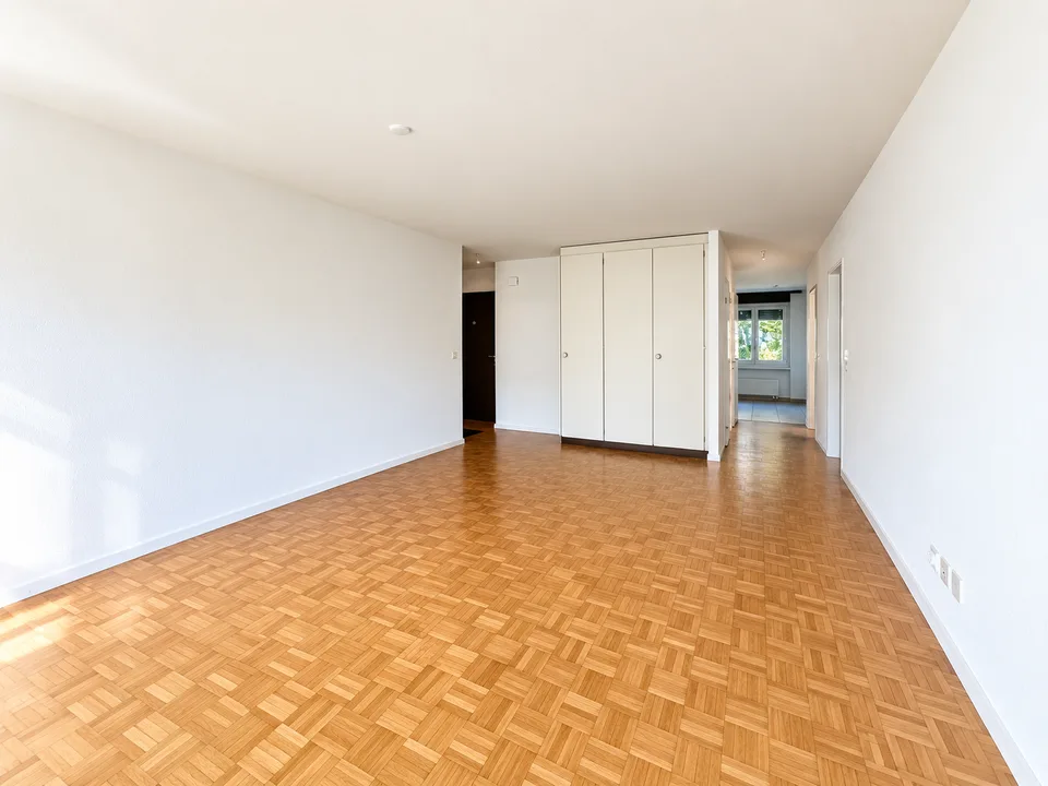 Appartamento luminoso 4.5 locali con balcone in posizione tranquilla – Oberweningen