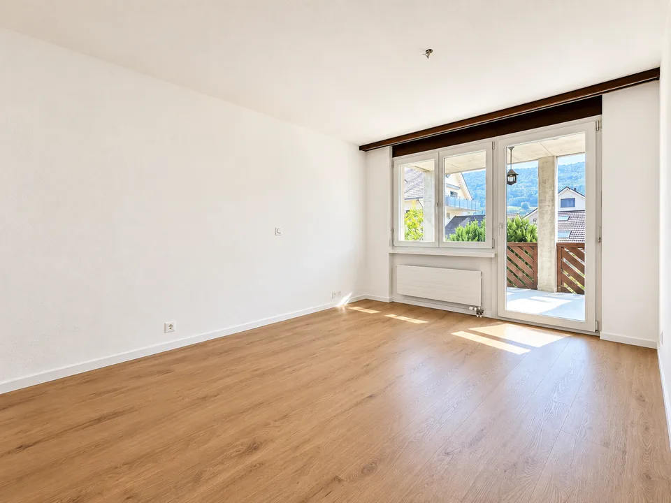 Appartamento luminoso 4.5 locali con balcone in posizione tranquilla – Oberweningen
