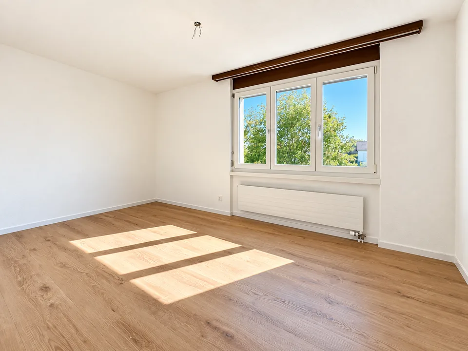 Appartamento luminoso 4.5 locali con balcone in posizione tranquilla – Oberweningen