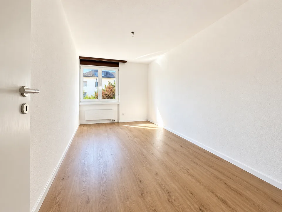 Appartamento luminoso 4.5 locali con balcone in posizione tranquilla – Oberweningen