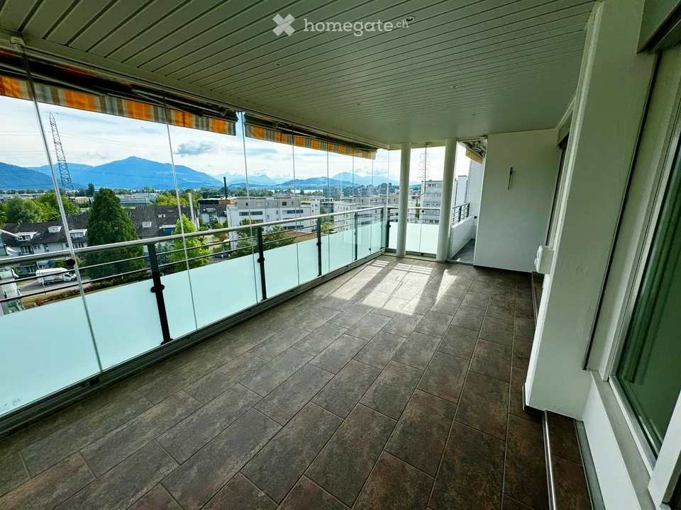 Helle 4.5-Zimmer-Wohnung mit Panoramablick in Steinhausen