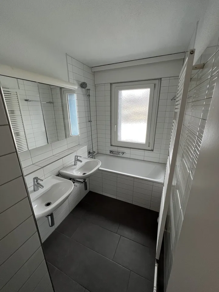 Wohnen mit Weitblick: 4.5-Zimmer-Wohnung in Adlikon mit grosszügiger Terrasse