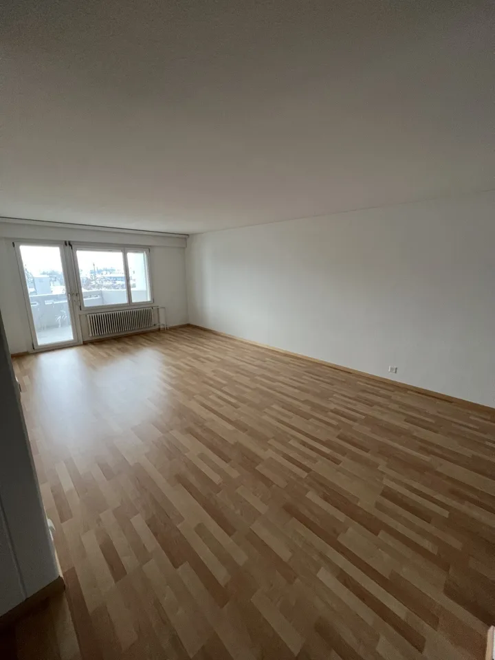 Wohnen mit Weitblick: 4.5-Zimmer-Wohnung in Adlikon mit grosszügiger Terrasse