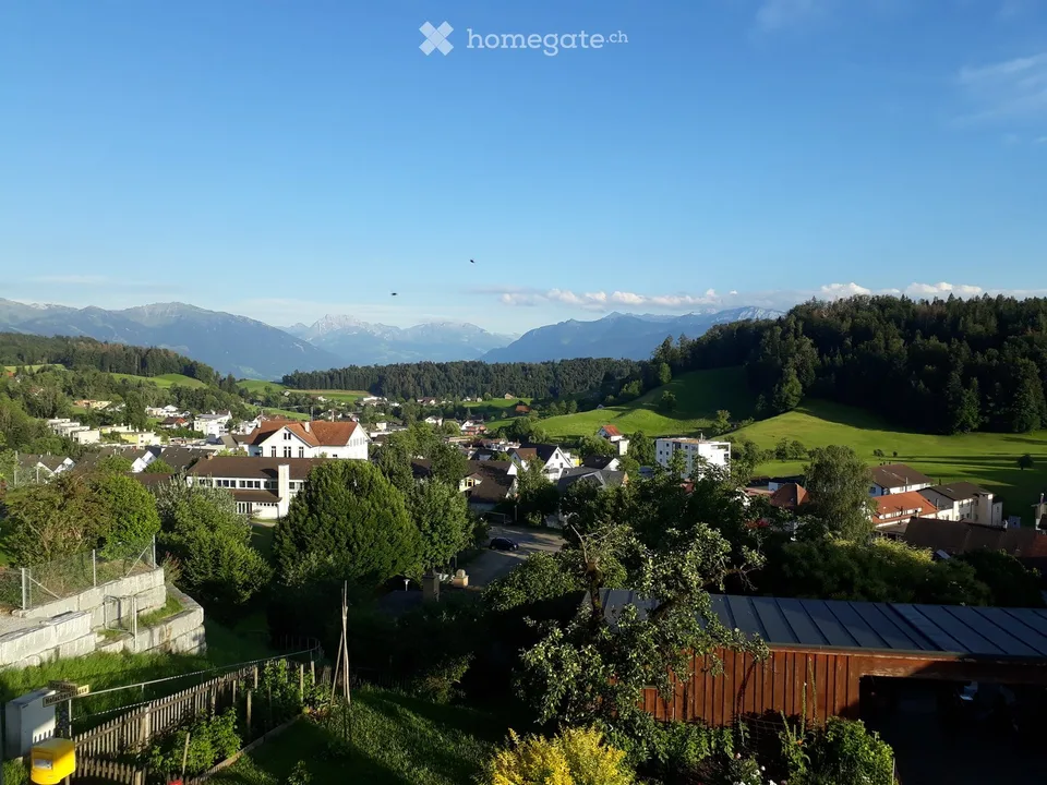 Appartamento luminoso, accogliente di 2 camere con vista sulla montagna e terrazza soleggiata