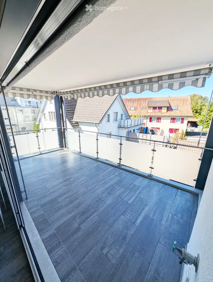 Ampio appartamento 3.5 locali 165m2 con balcone e vicinanza al lago a Lachen SZ