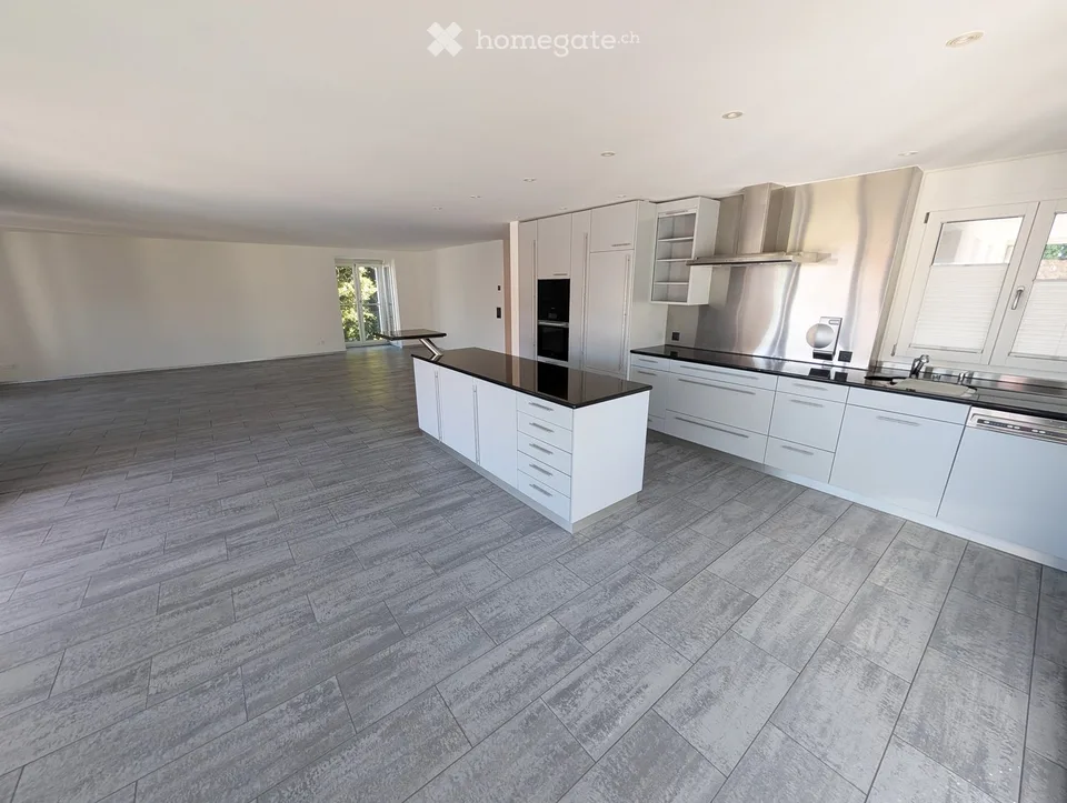 Ampio appartamento 3.5 locali 165m2 con balcone e vicinanza al lago a Lachen SZ