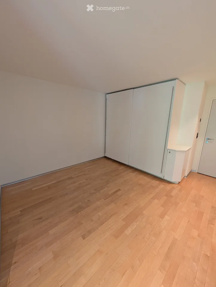 Ampio appartamento 3.5 locali 165m2 con balcone e vicinanza al lago a Lachen SZ
