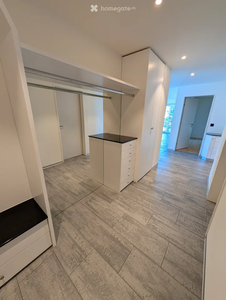 Ampio appartamento 3.5 locali 165m2 con balcone e vicinanza al lago a Lachen SZ