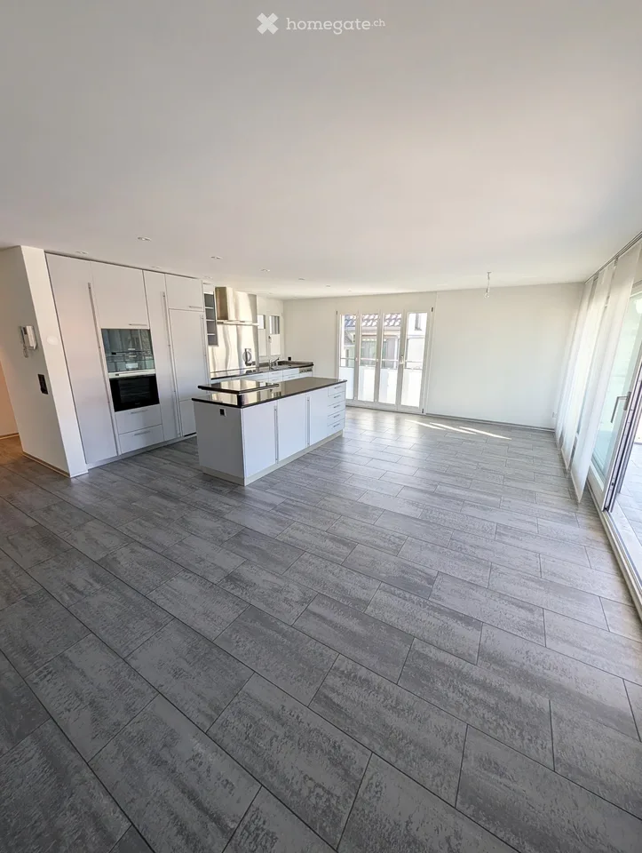 Ampio appartamento 3.5 locali 165m2 con balcone e vicinanza al lago a Lachen SZ