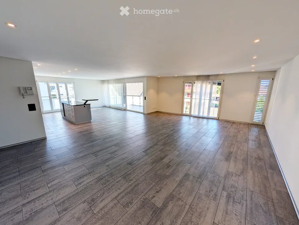 Ampio appartamento 3.5 locali 165m2 con balcone e vicinanza al lago a Lachen SZ