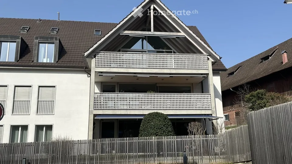 Exclusive bright 4.5-room apartment in a green area with quick connection to Zurich