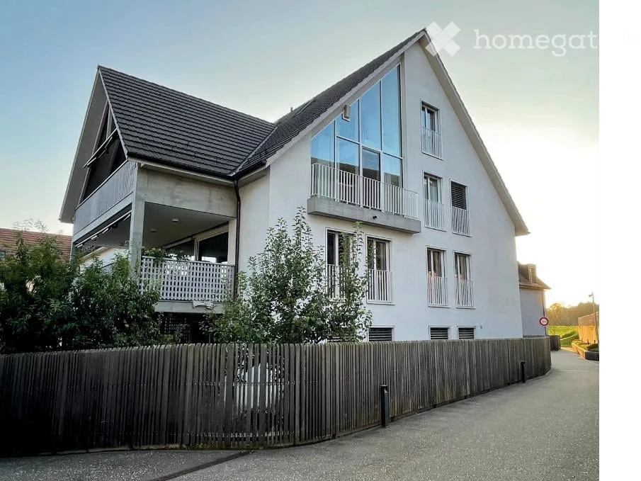 Exclusive bright 4.5-room apartment in a green area with quick connection to Zurich