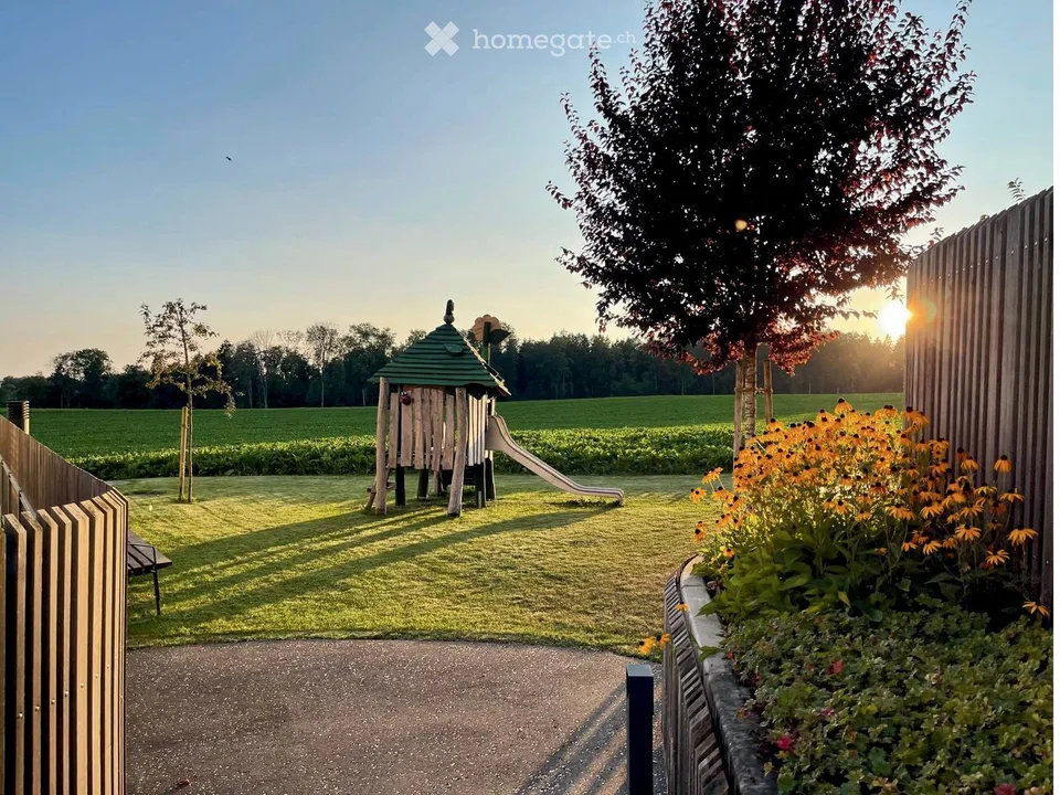 Exclusive bright 4.5-room apartment in a green area with quick connection to Zurich