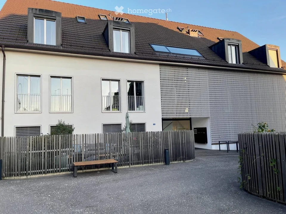 Exclusive bright 4.5-room apartment in a green area with quick connection to Zurich