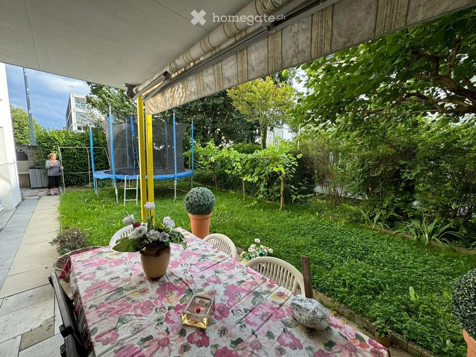 Helle 4.5-Zimmer-Wohnung mit Gartensitzplatz in Niederhasli