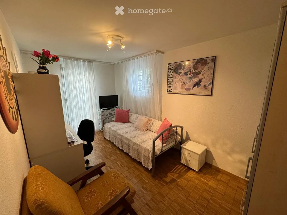 Helle 4.5-Zimmer-Wohnung mit Gartensitzplatz in Niederhasli